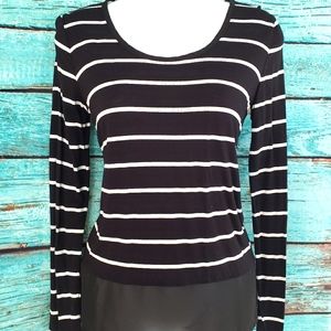 🌺 4/$20 Black & white stripe mixed media top size small